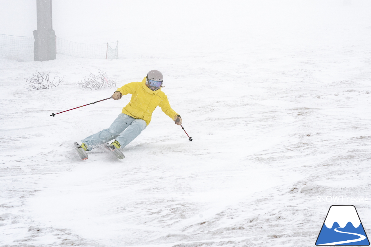 5月になっても雪たっぷり。山頂から山麓まで滑走可能なニセコアンヌプリ国際スキー場のゲレンデを、秋山穂香さんとひと滑り(^^)/